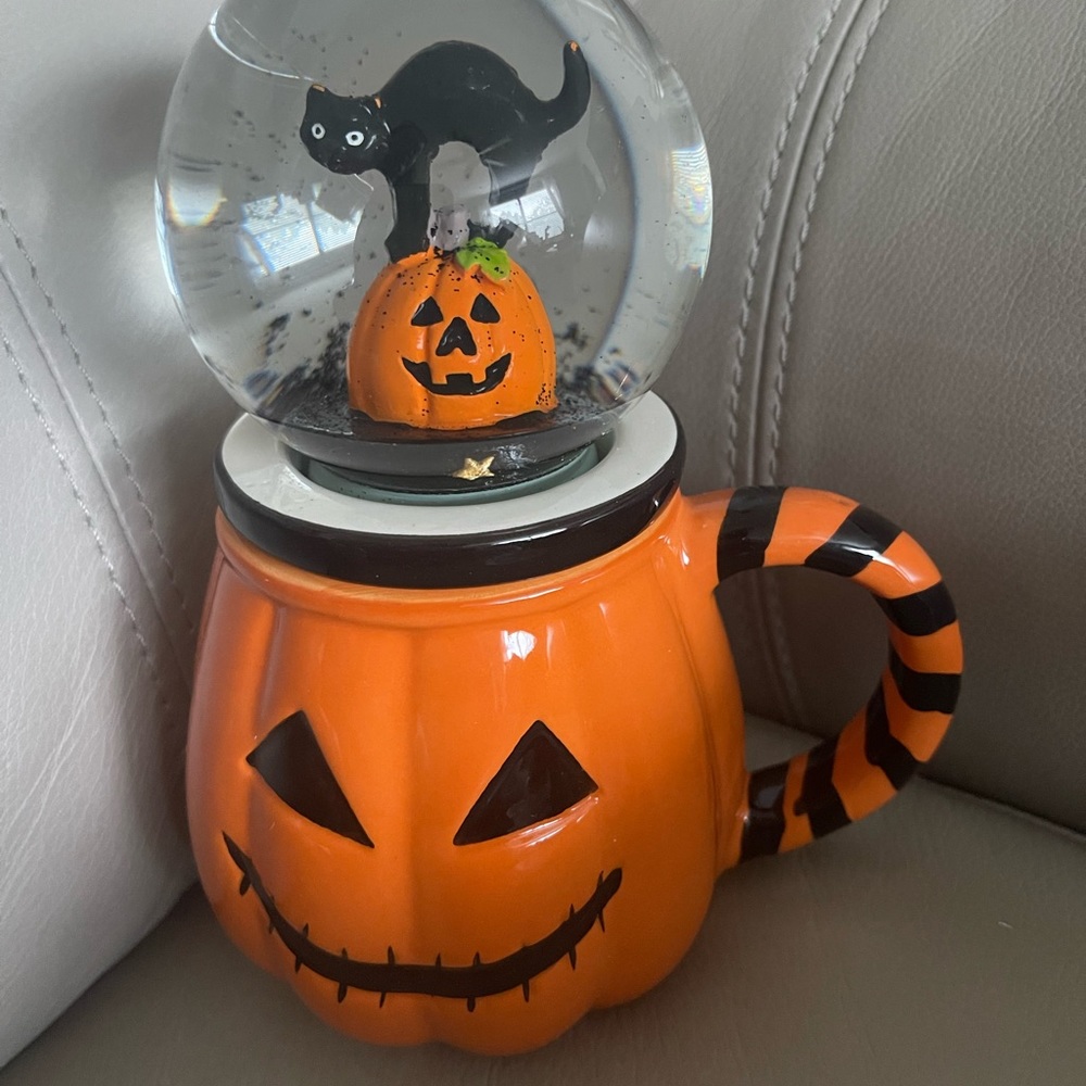 Pumpkin mug with snow globe bnwt